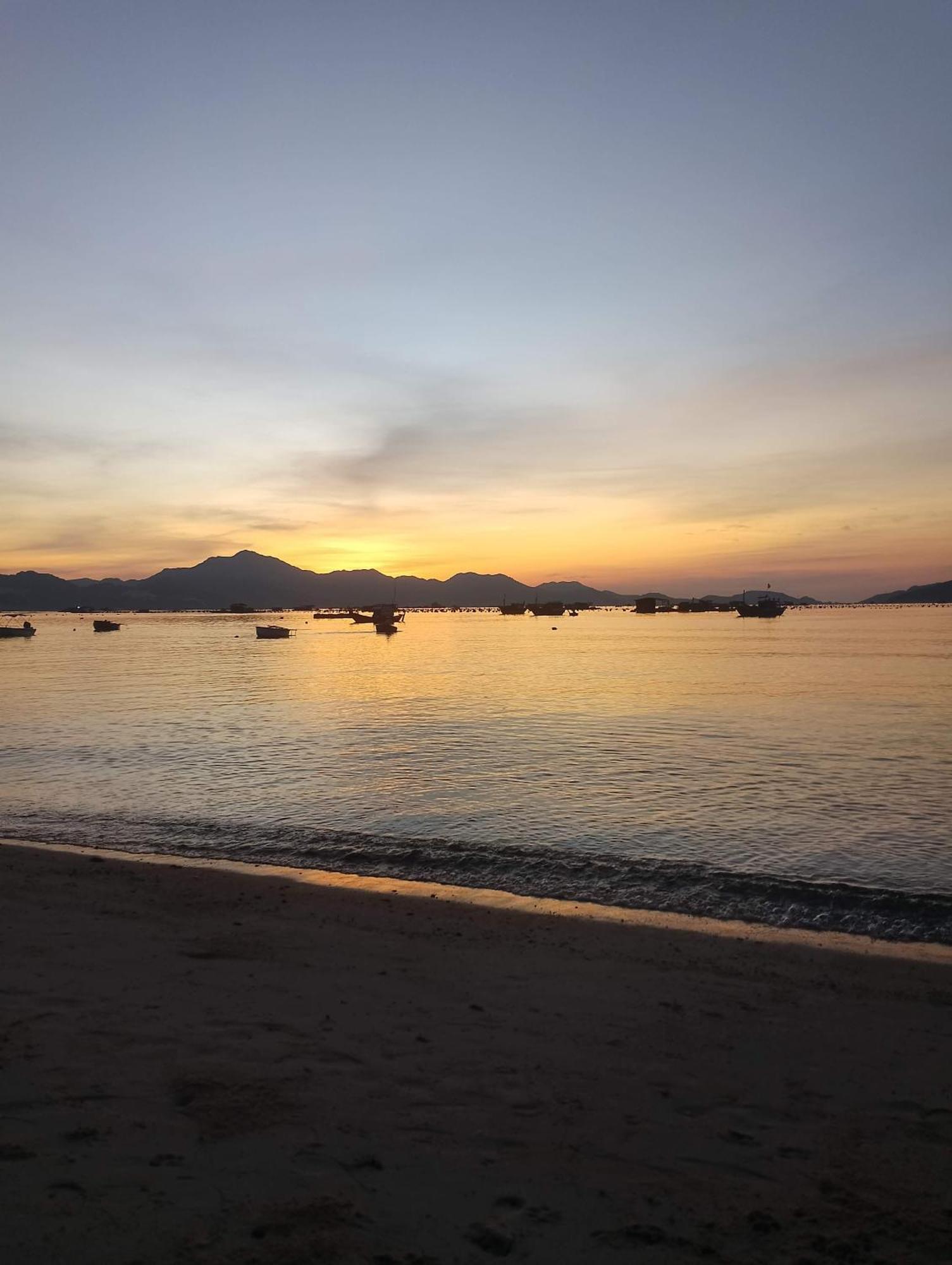 Hotel The Sunrise Anh Tu Cam Ranh Esterno foto
