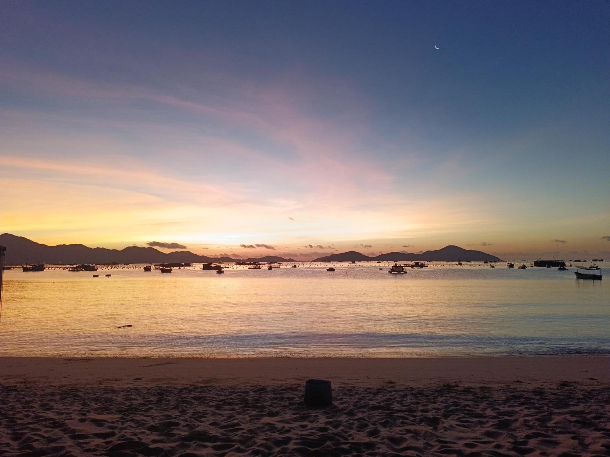 Hotel The Sunrise Anh Tu Cam Ranh Esterno foto