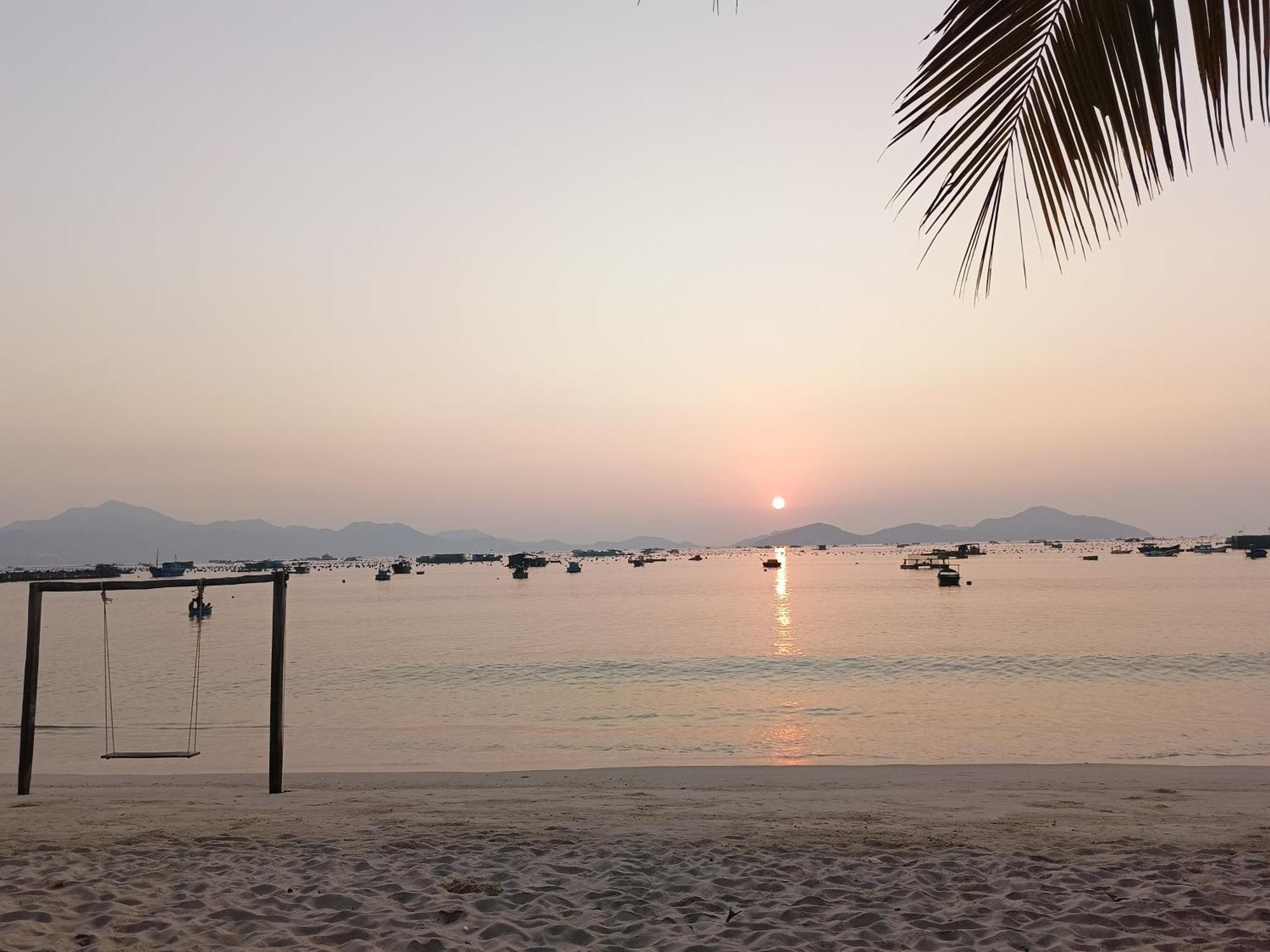 Hotel The Sunrise Anh Tu Cam Ranh Esterno foto